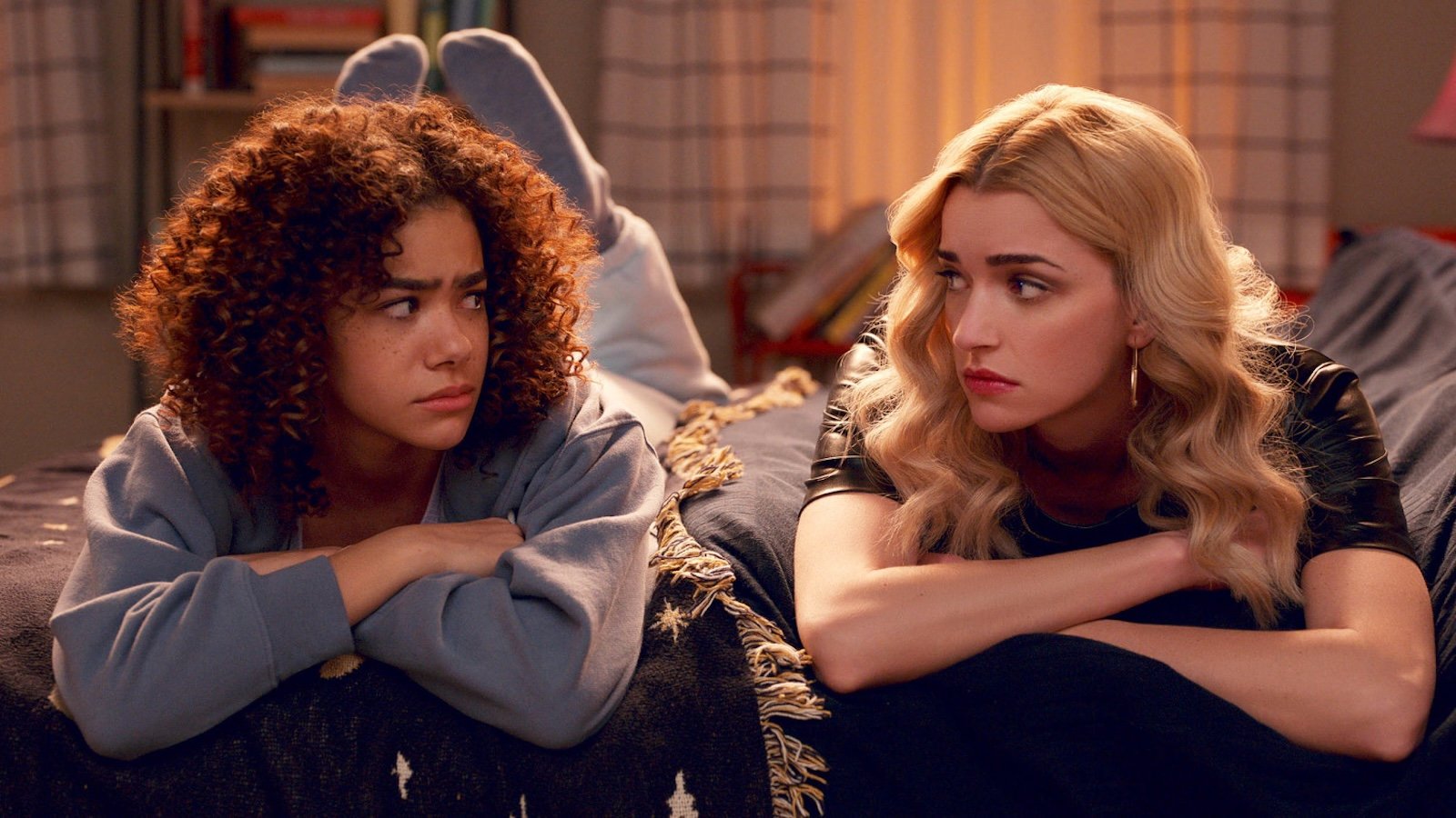 Ginny & Georgia: le due protagoniste in un banner promozionale