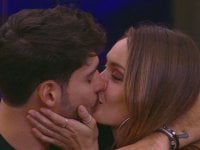 Grande Fratello, Helena e Javier beccati con un  test di gravidanza. Lei: 'non posso dire niente'