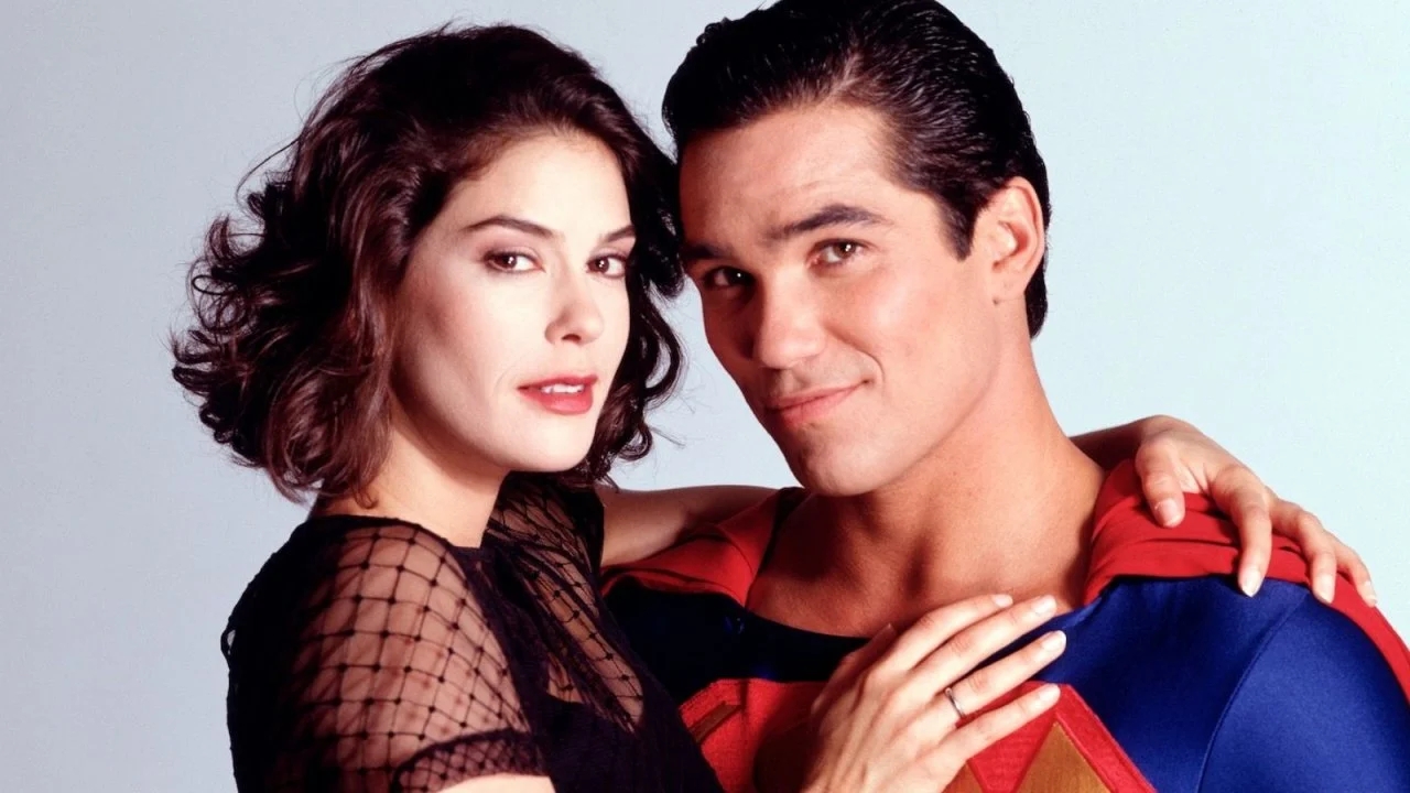 Teri Hatcher e Dean Cain in una foto promozionale di Lois & Clarke
