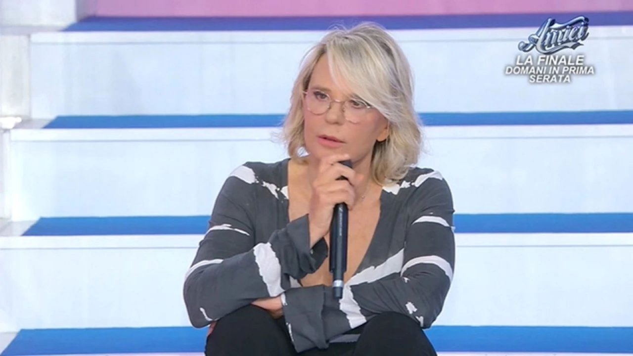 Maria De Filippi sulle scale di Uomini e Donne