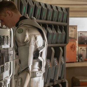 Murderbot. Alexander Skarsgård in una scena della serie.