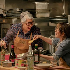 Nonnas: Lorraine Bracco e Talia Shire in una scena
