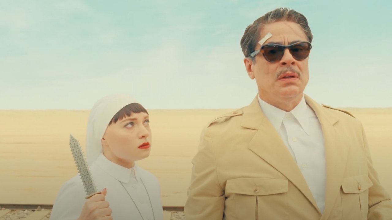 La trama fenicia: Benicio del Toro e Mia Threapleton in un'immagine del trailer