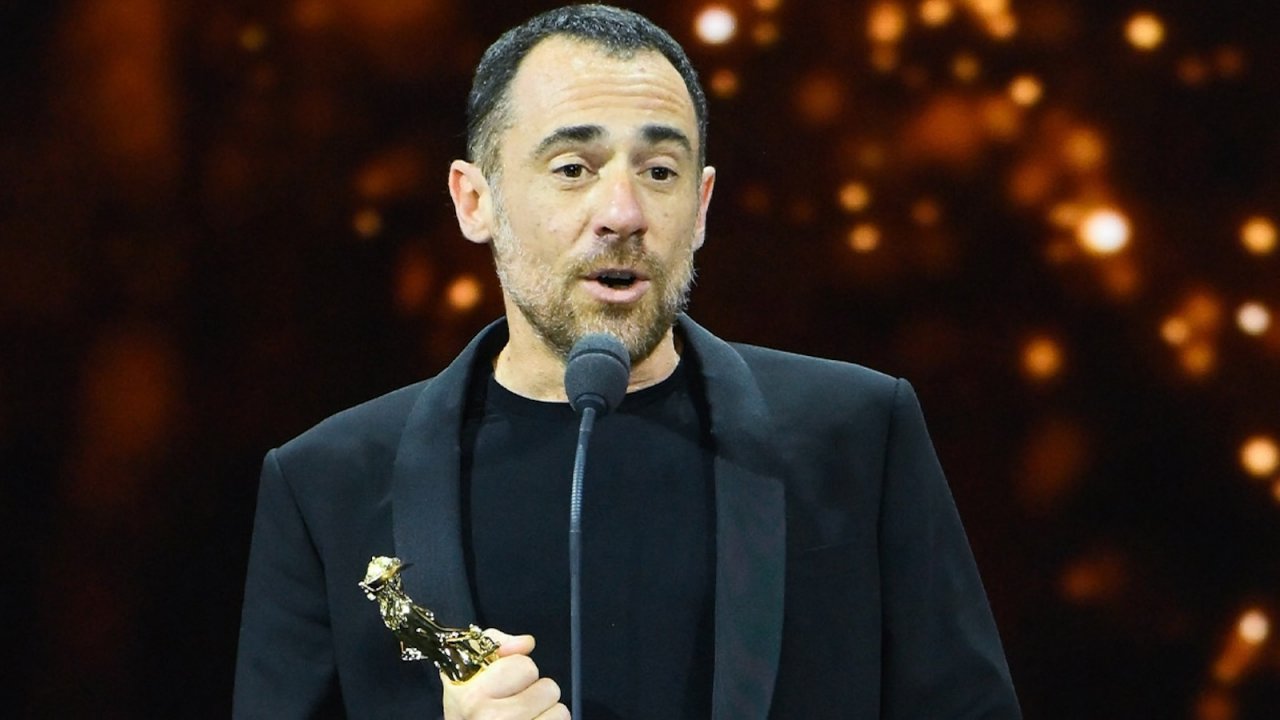 Elio Germano durante la premiazione ai David di Donatello 2025