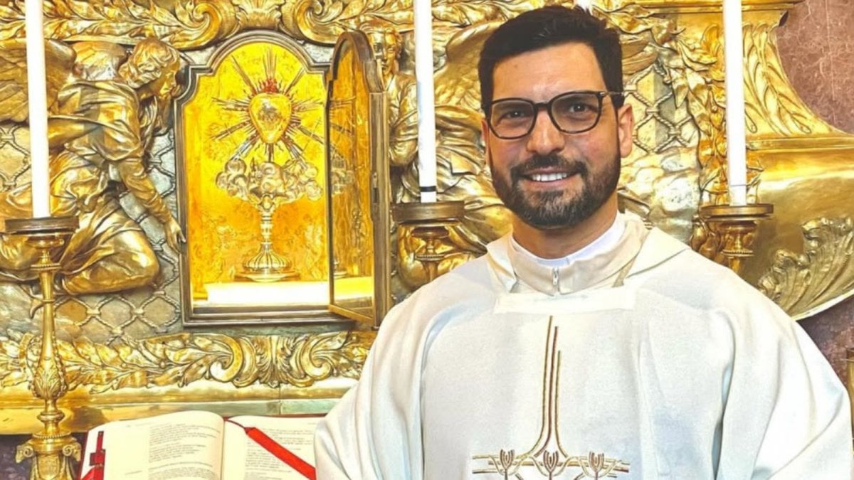 il prete brasiliano che ha stregato i social chi è il don fascino di san pietro da Movieplayer.it il prete brasiliano che ha stregato i social chi è il don fascino di san pietro