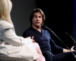 Tom Cruise si arrampica in cima al BFI IMAX di Londra e viene accolto da una standing ovation
