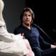 Tom Cruise si arrampica in cima al BFI IMAX di Londra e viene accolto da una standing ovation