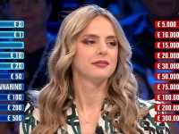Affari Tuoi, Jasmine dalla Toscana fa un atto di fiducia verso il fidanzato: il numero fortunato la ripaga