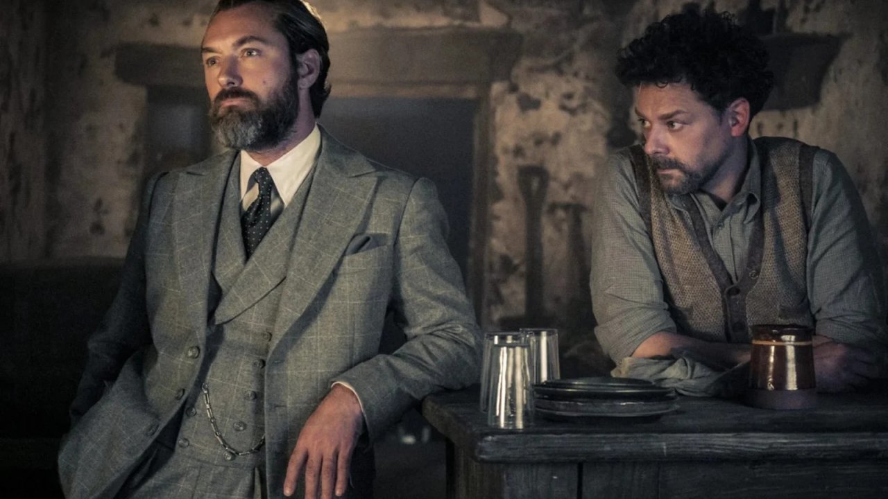 Jude Law in una scena di Animali Fantastici.