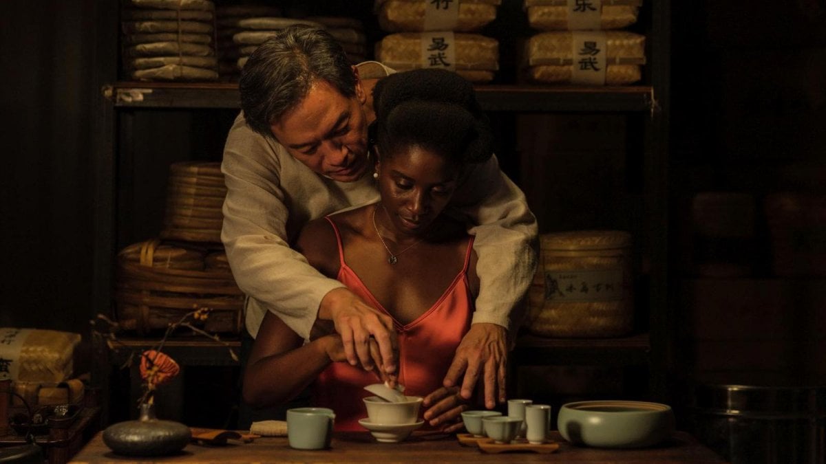 Black Tea, recensione: poetica e struggente, ma non priva di ambiguità la love story interrazziale di Sissako Black Tea, recensione: poetica e struggente, ma non priva di ambiguità la love story interrazziale di Sissako