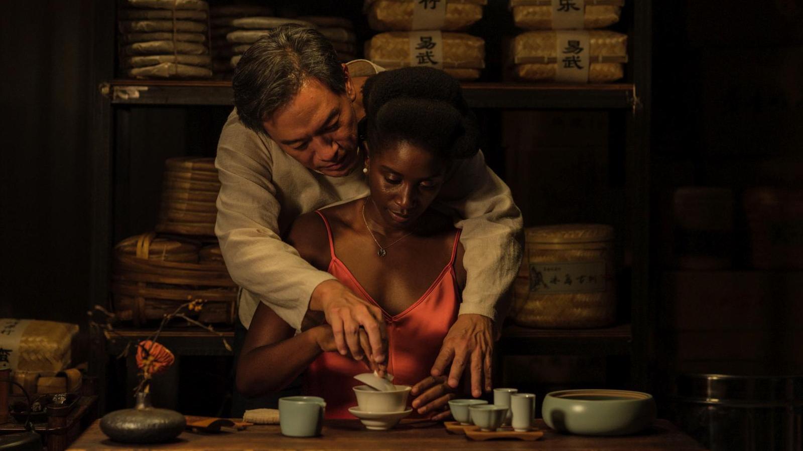 Han Chang e Nina Melo in una scena sensuale