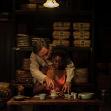 Black Tea: Han Chang istruisce Nina Mélo sulla cerimonia del tè