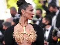 Cannes 2025 vieta nudità e abiti voluminosi sul red carpet