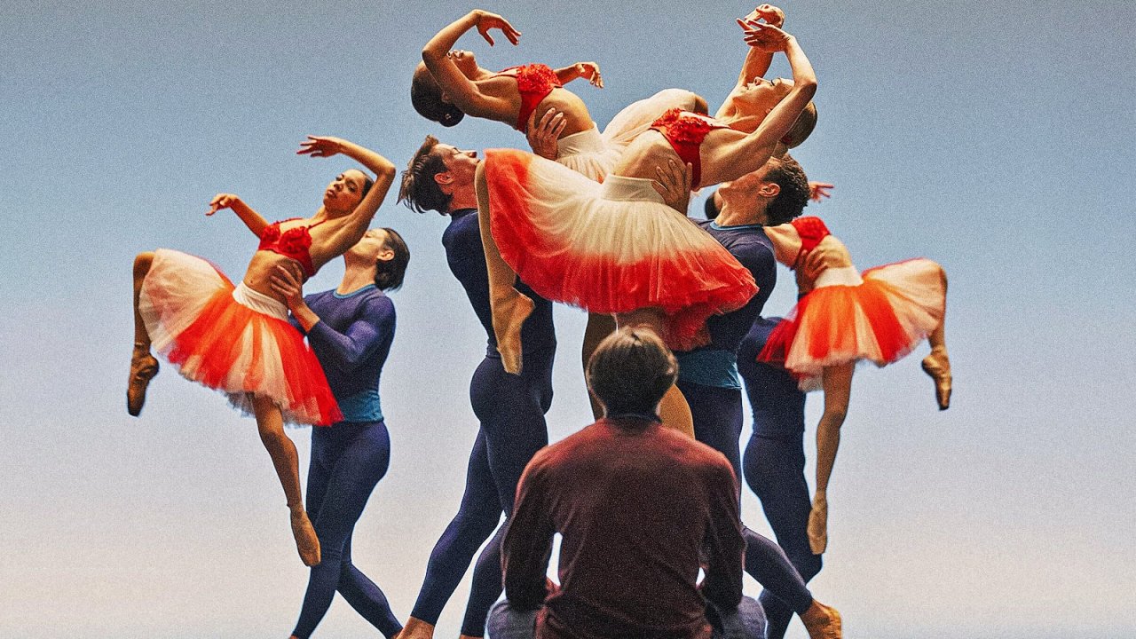 Un'immagine di Lou de Laâge e Luke Kirby