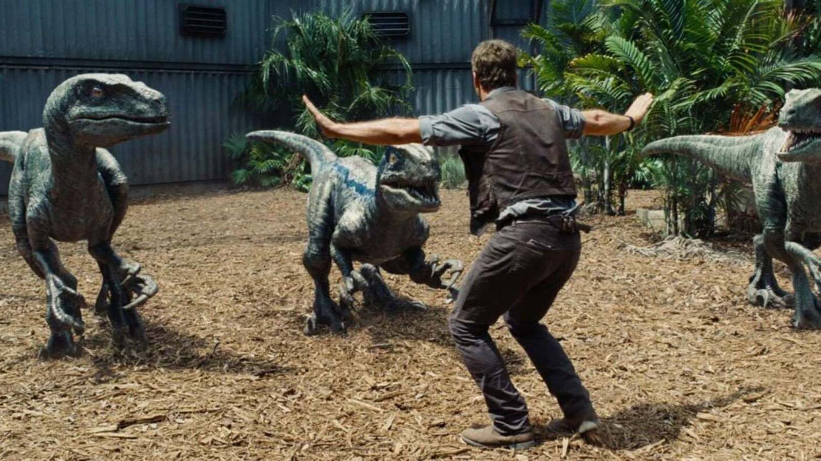 Chris Pratt in una scena di Jurassic World.