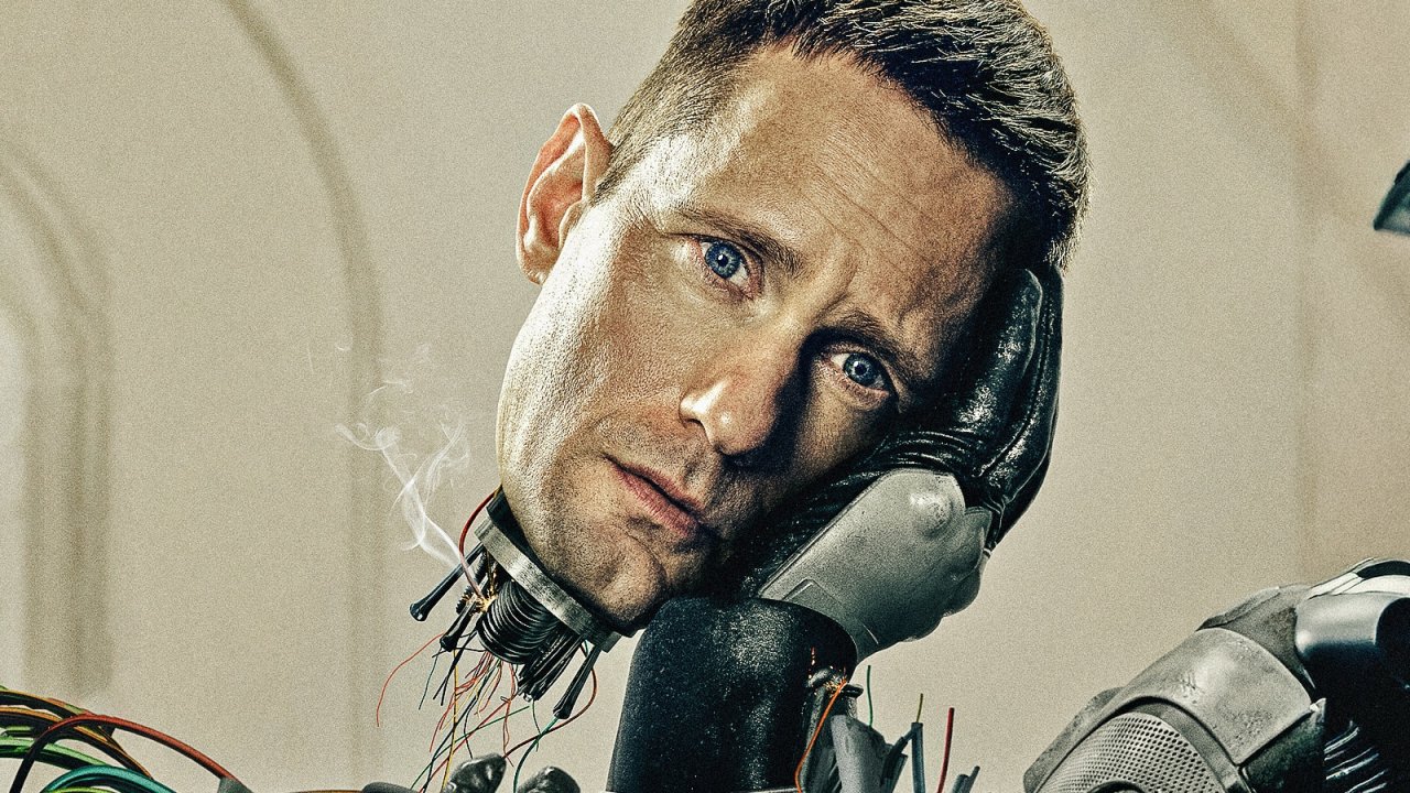 Alexander Skarsgård in un'immagine di Murderbot.