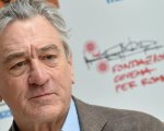 Robert De Niro riceve la Palma d'oro alla carriera a Cannes e attacca Trump: 'L'arte non ha prezzo'