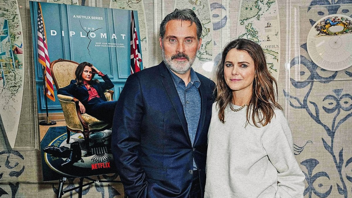 Rufus Sewell: “The Diplomat? La realtà è troppo inverosimile. Va raccontata con un prisma diverso” Rufus Sewell: “The Diplomat? La realtà è troppo inverosimile. Va raccontata con un prisma diverso”