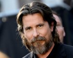 Madden: primo sguardo a Christian Bale (irriconoscibile) e Nicolas Cage nel biopic sportivo