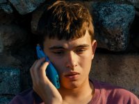 Enzo, recensione: un grande Pierfrancesco Favino e la confusione giovane