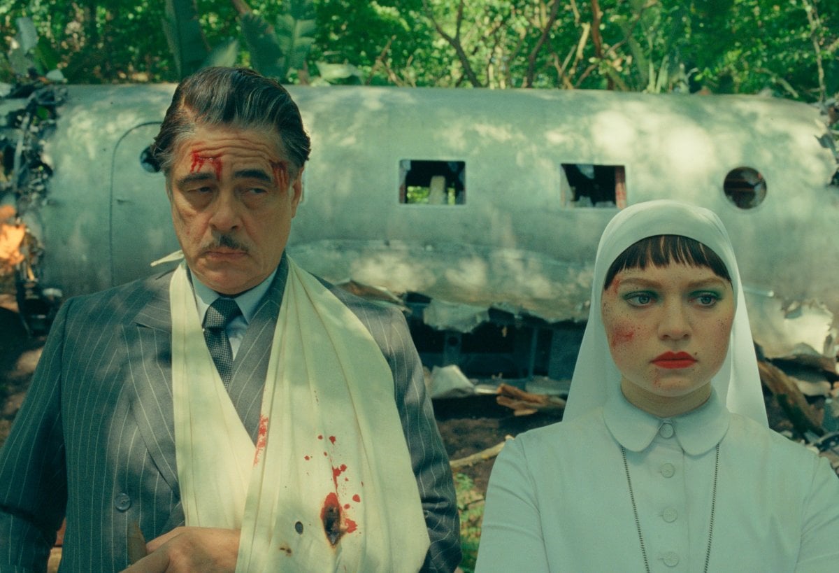 La trama fenicia, recensione: secondo Wes Anderson la famiglia è più complicata dello spionaggio La trama fenicia, recensione: secondo Wes Anderson la famiglia è più complicata dello spionaggio