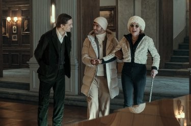 Nove Perfetti Sconosciuti Christine Baranski Aras Aydin Lucas Englander Scena Seconda Stagione Serie Tv Prime Video