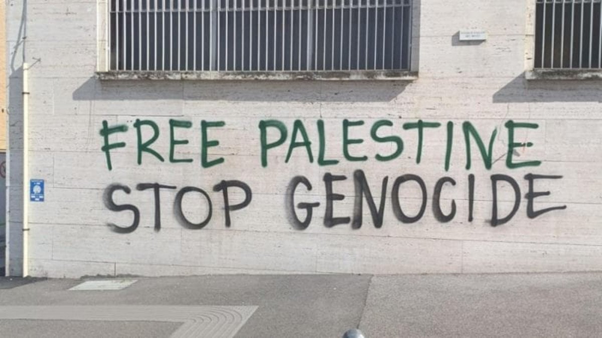 Al TG1 imbarazzo in diretta per la scritta "Free Gaza": il cameraman sposta l Al TG1 imbarazzo in diretta per la scritta "Free Gaza": il cameraman sposta l