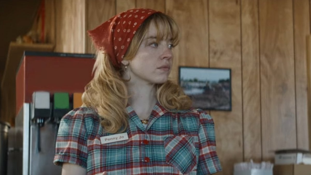 sydney sweeney è una cameriera che vuole cambiare vita nel trailer di americana da Movieplayer.it sydney sweeney è una cameriera che vuole cambiare vita nel trailer di americana