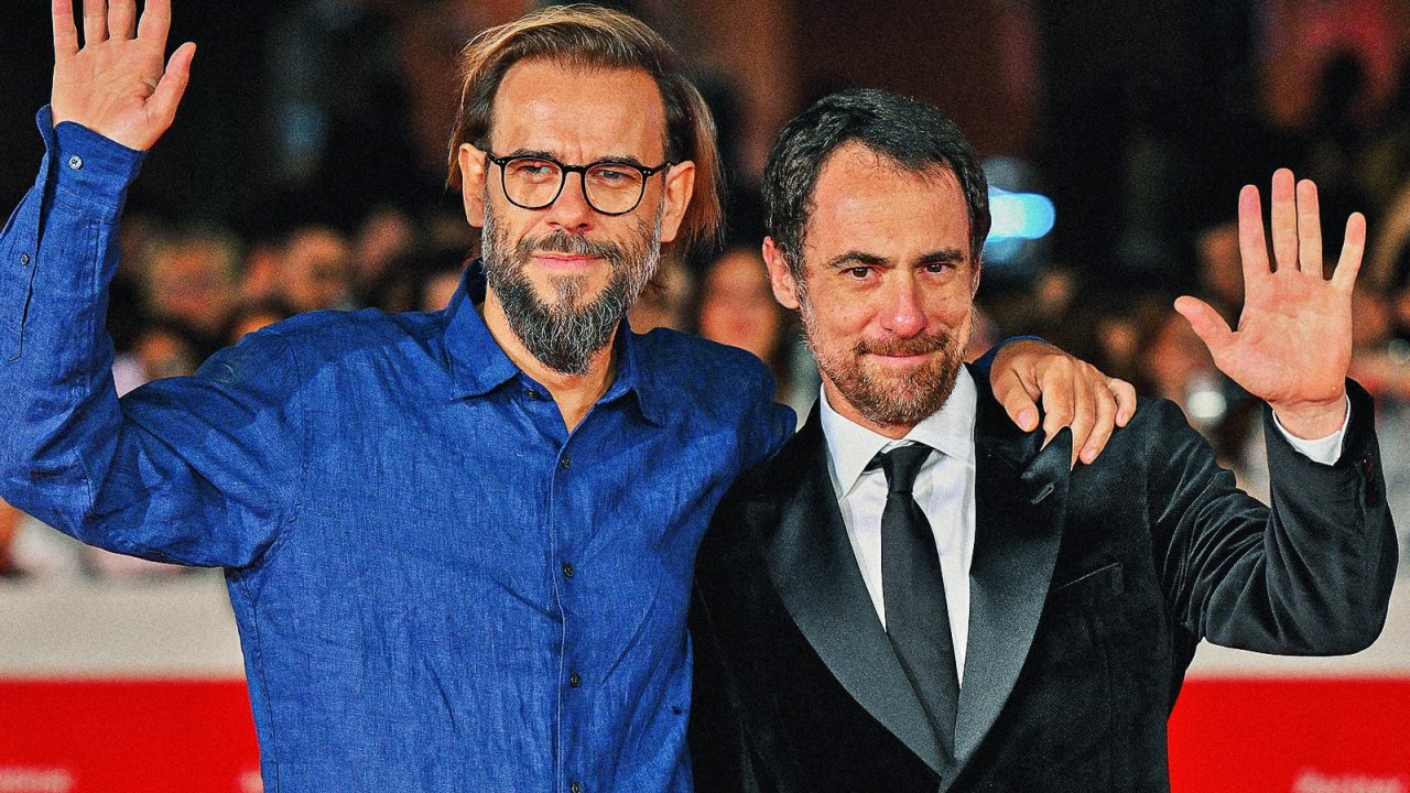 Andrea Segre insieme ad Elio Germano