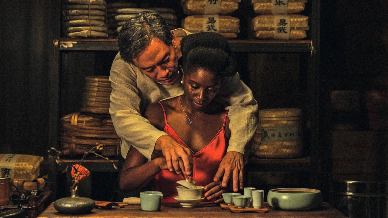 Han Chang e Nina Melo in una scena sensuale