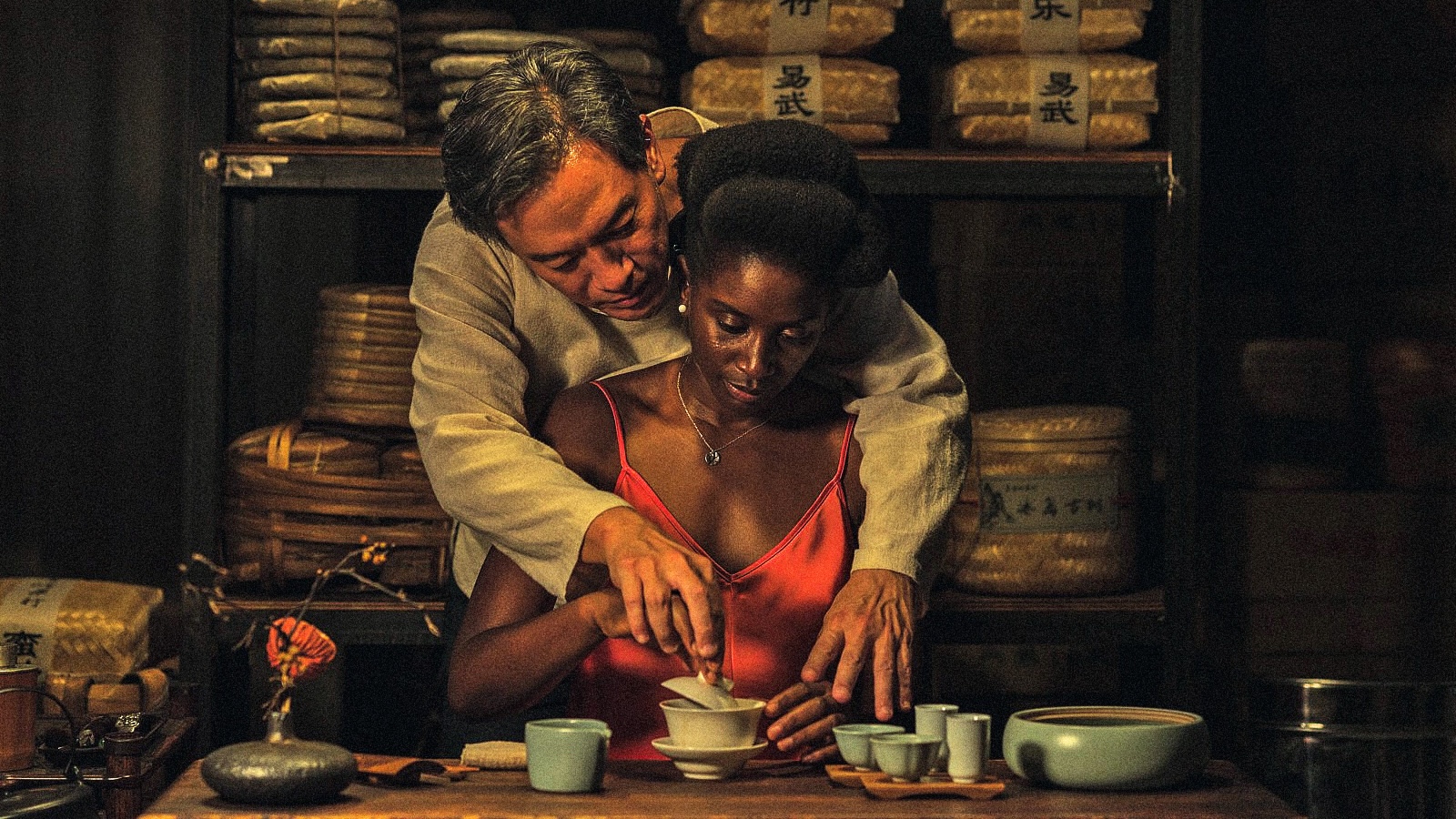 Han Chang e Nina Melo in una scena sensuale