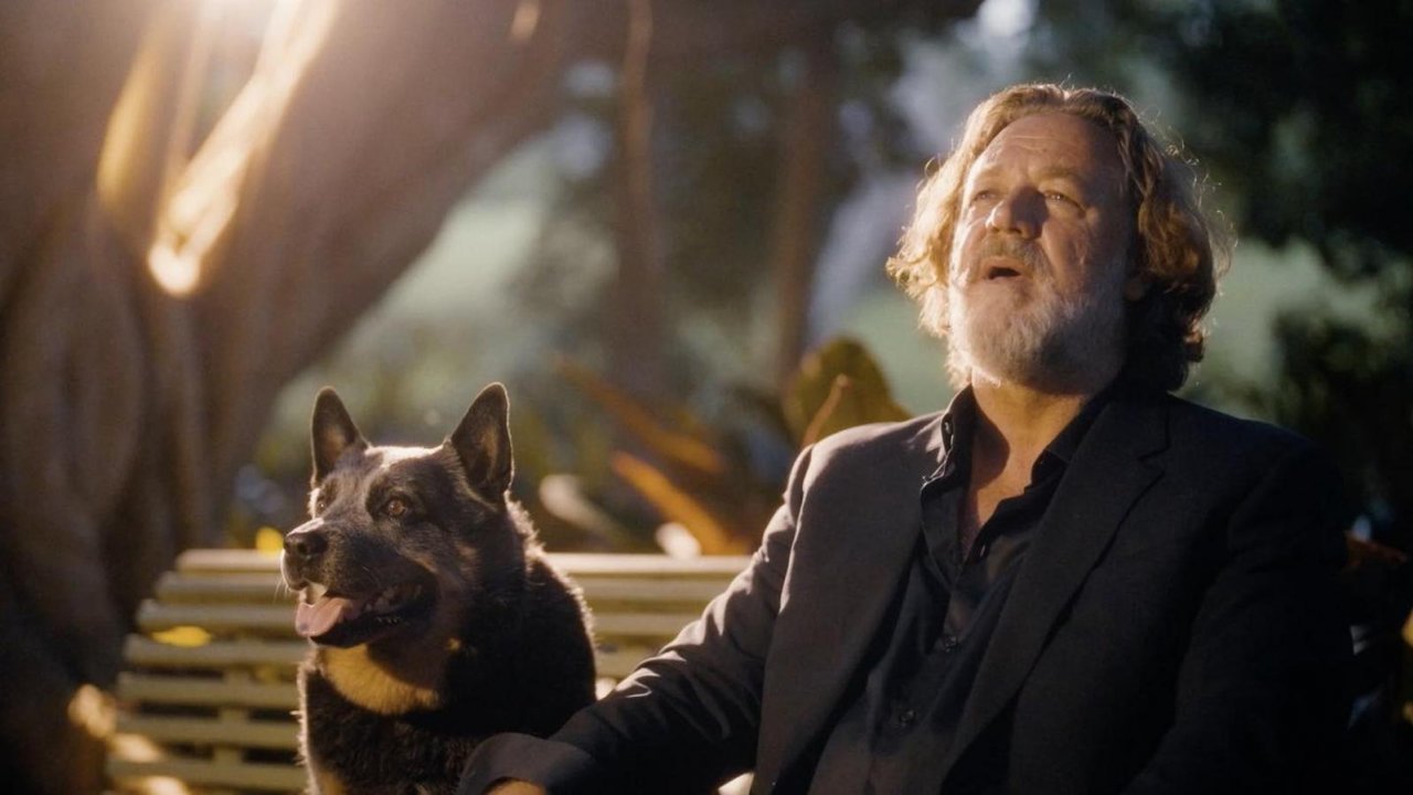 Russell Crowe e il suo cane in un momento del video Just Breathe