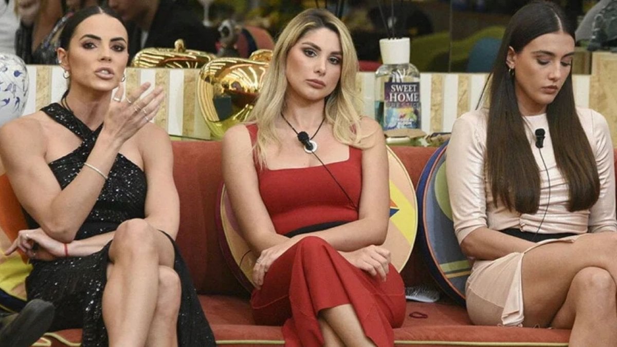 Grande Fratello, Shaila e Zeudi isolano Chiara Cainelli. Alfonso D Grande Fratello, Shaila e Zeudi isolano Chiara Cainelli. Alfonso D