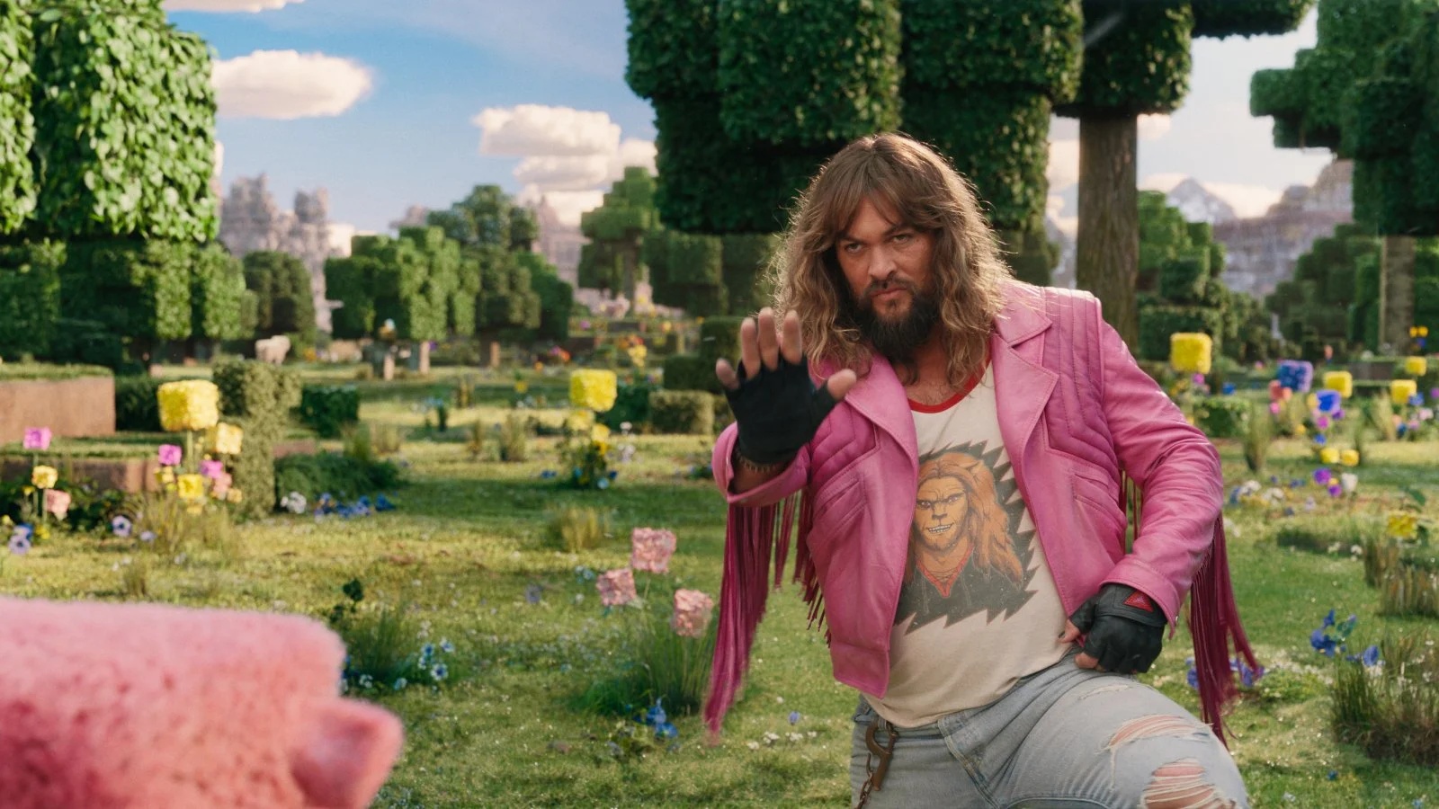 Jason Momoa in una scena di Un film Minecraft.