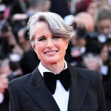 Cannes 2025: una sorridente Andie MacDowell