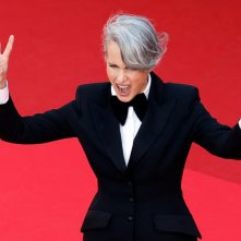 Un'entusiasta Andre MacDowell sfoggia il suo look androgino sul red carpet di Cannes 2025