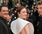 Emma Stone, Pedro Pascal e Austin Butler affrontano un'ape sul red carpet di Cannes 2025
