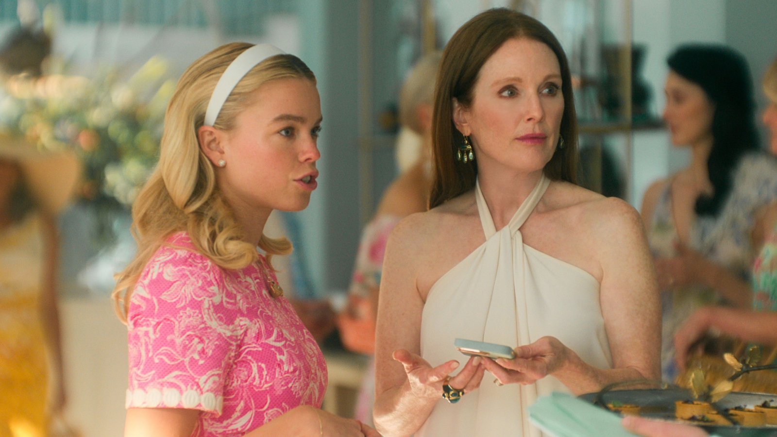 Milly Alcock e Julianne Moore discutono dell'organizzazione di un party
