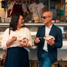 Tucci in Italy: Stanley Tucci mangia per strada in compagnia