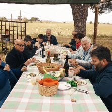 Tucci in Italy: Stanley Tucci seduto in un'allegra tavolata