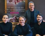 Una fottuta bugia: il regista e il cast raccontano il film che si prende gioco del cancro