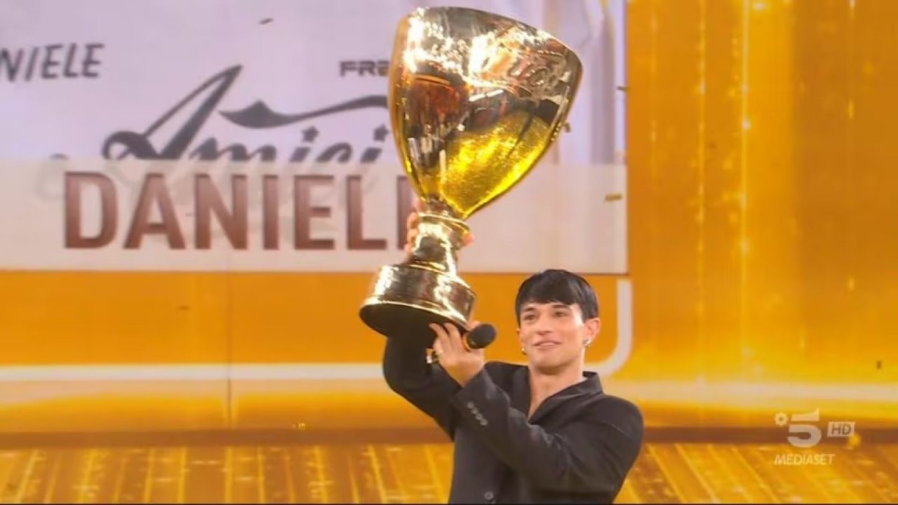 Daniele alza la coppa come vincitore di Amici 24: