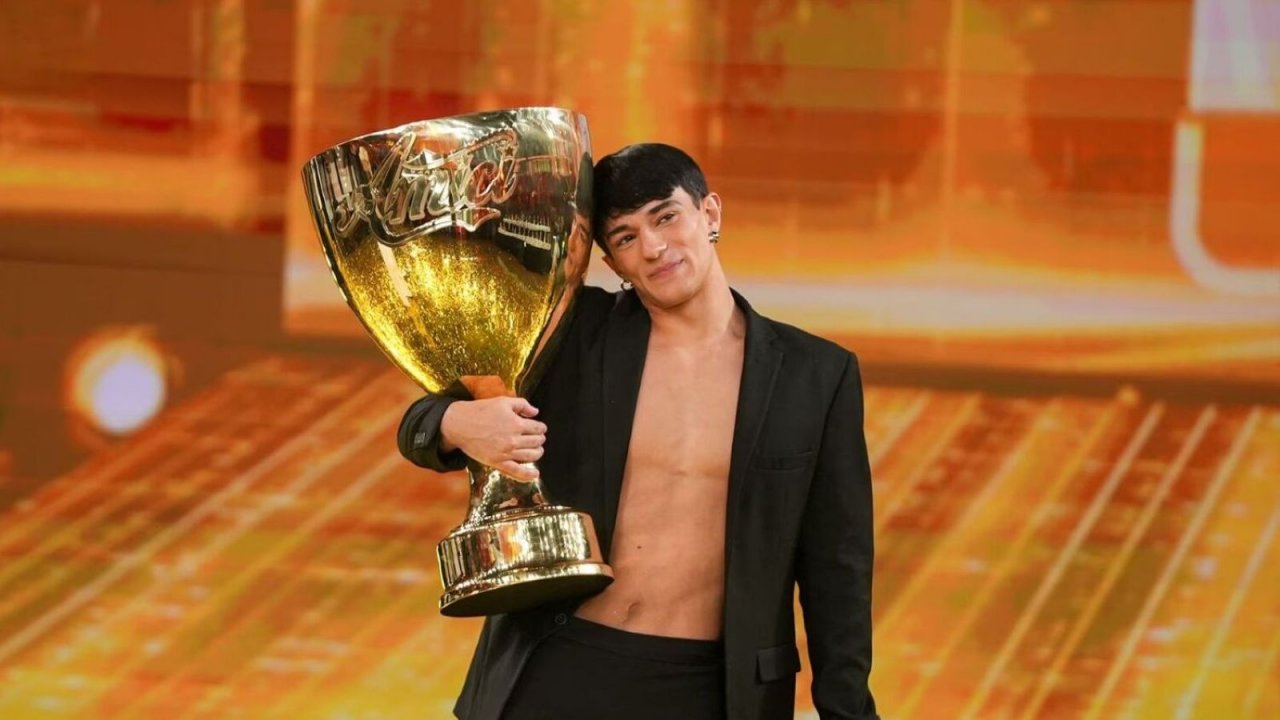 Daniele con la coppa di Amici 24