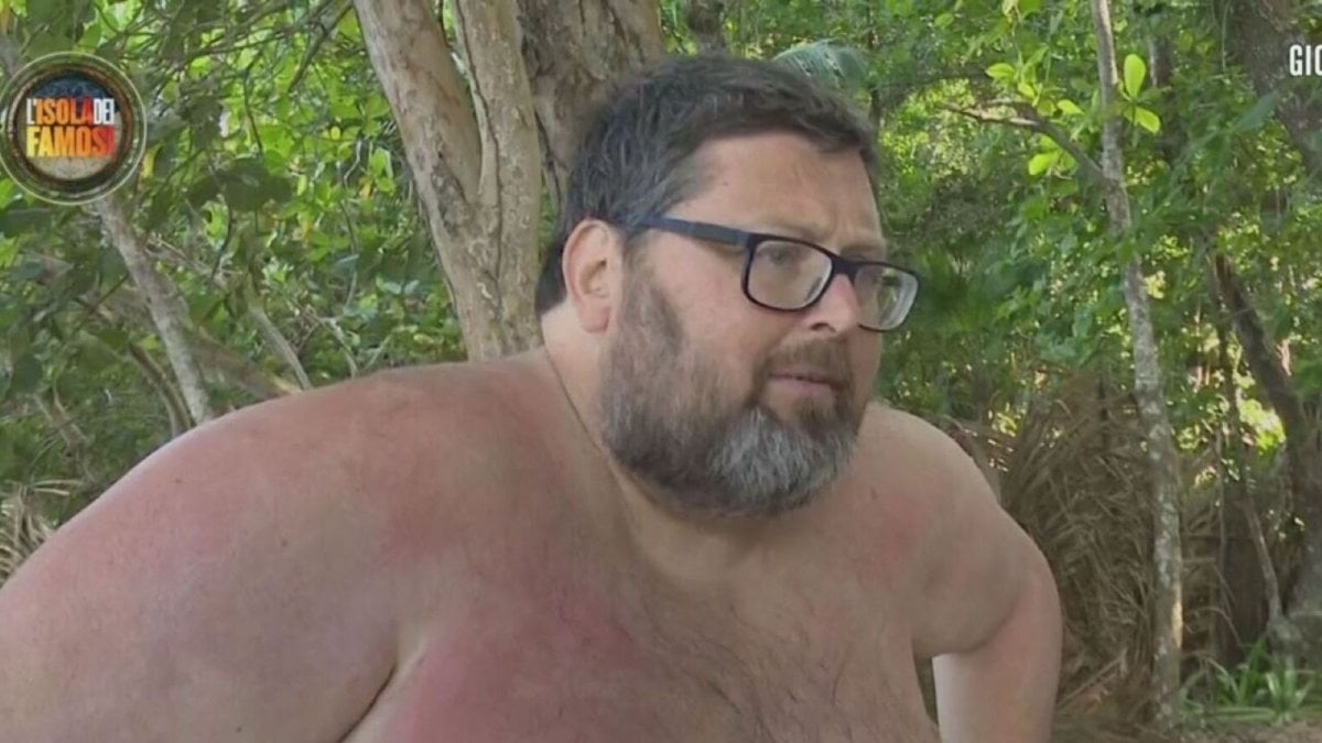l isola dei famosi 2025 mario adinolfi le donne non si aiutano si odiano e il web esplode