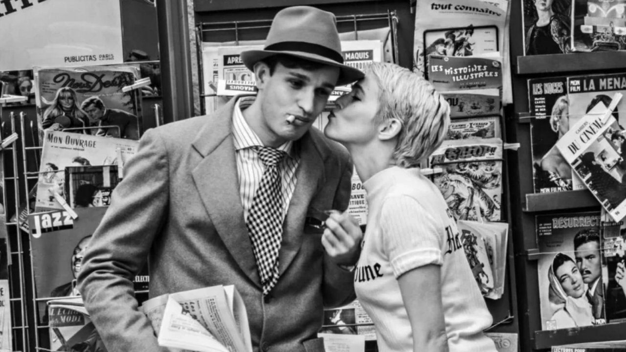 Il bacio tra Zoey Deutch e Guillaume Marbeck in Nouvelle Vague