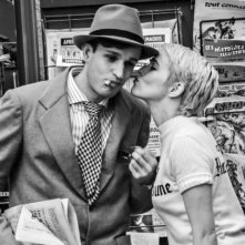 Nouvelle Vague: Zoey Deutch bacia sulla guancia Guillaume Marbeck