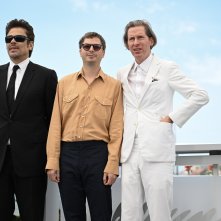 Cannes 2025: Benicio Del Toro, Michael Cera e Wes Anderson durante il photocall per il film La Trama Fenicia