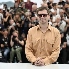 Cannes 2025: Michael Cera durante il photocall per il film La Trama Fenicia