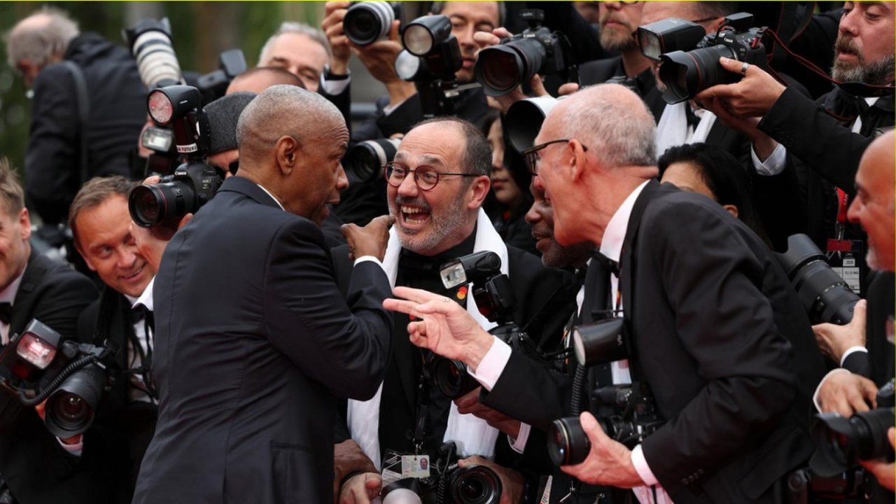 Denzel Washington si scontra con un fotografo sul red carpet di Cannes 2025