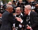 Denzel Washington si scontra con un fotografo troppo invadente sul red carpet di Cannes 2025